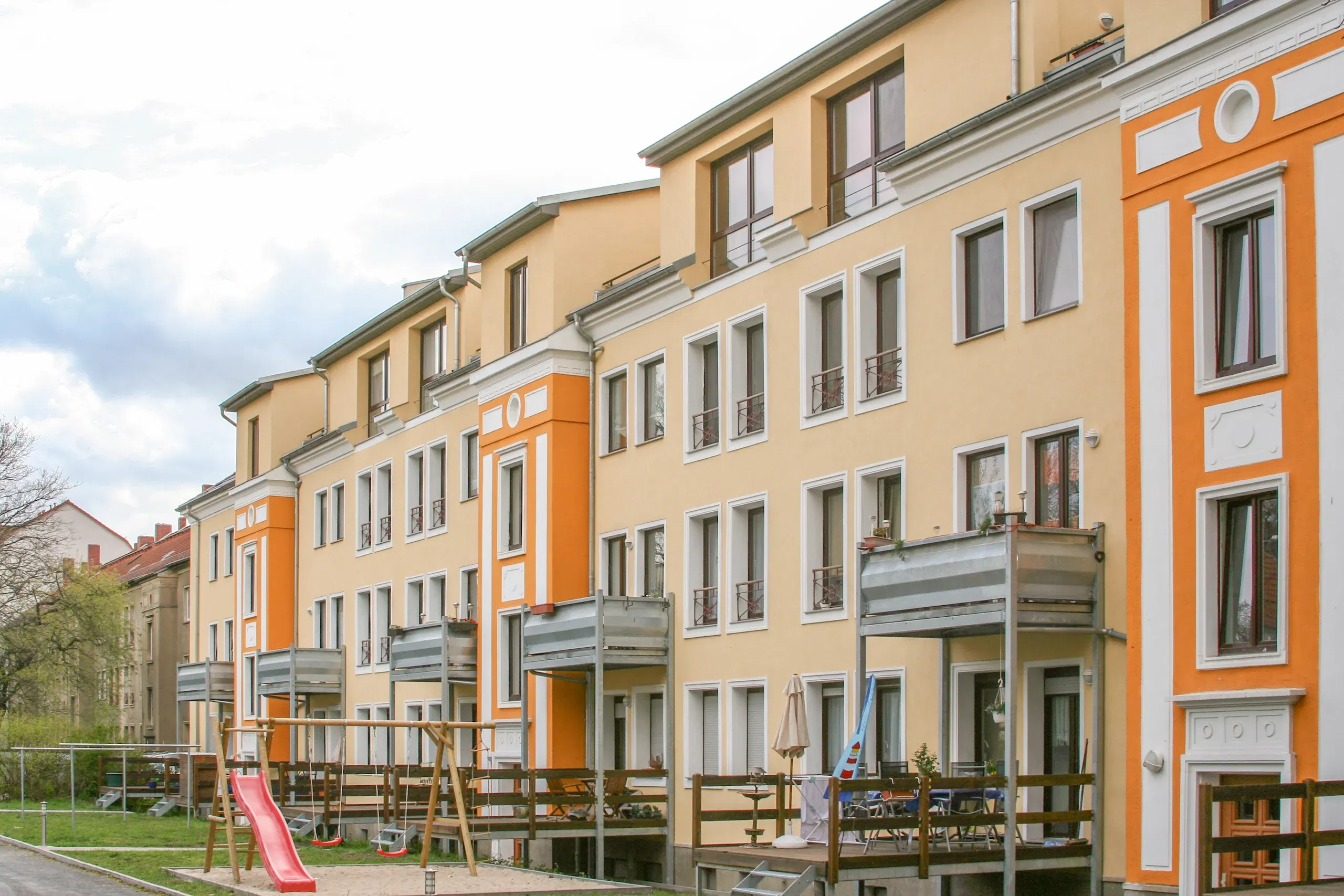 Wohnanlage mit Balkonen und Kinderspielplatz