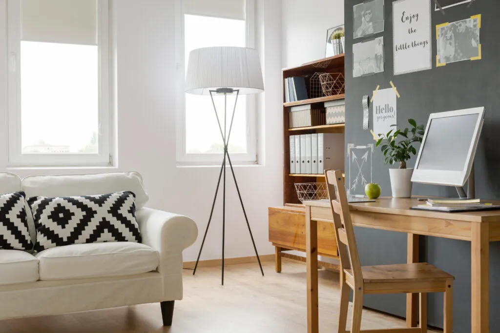 Modernes Wohnzimmer mit Schreibtisch und Sofa.