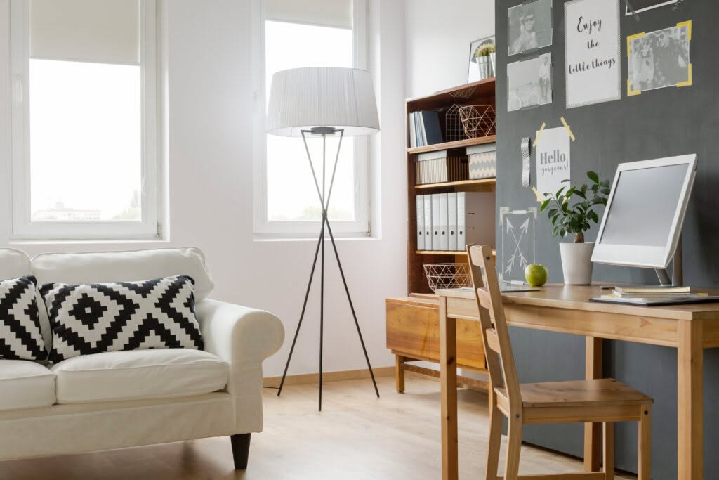 Modernes Wohnzimmer mit Schreibtisch und Sofa.